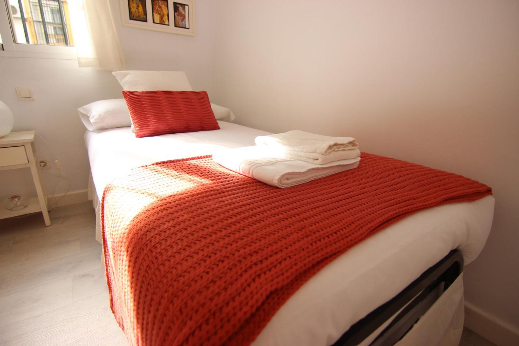 Rentalsevilla Espacioso Apartamento En La Alameda De Hercules Con Parking Экстерьер фото